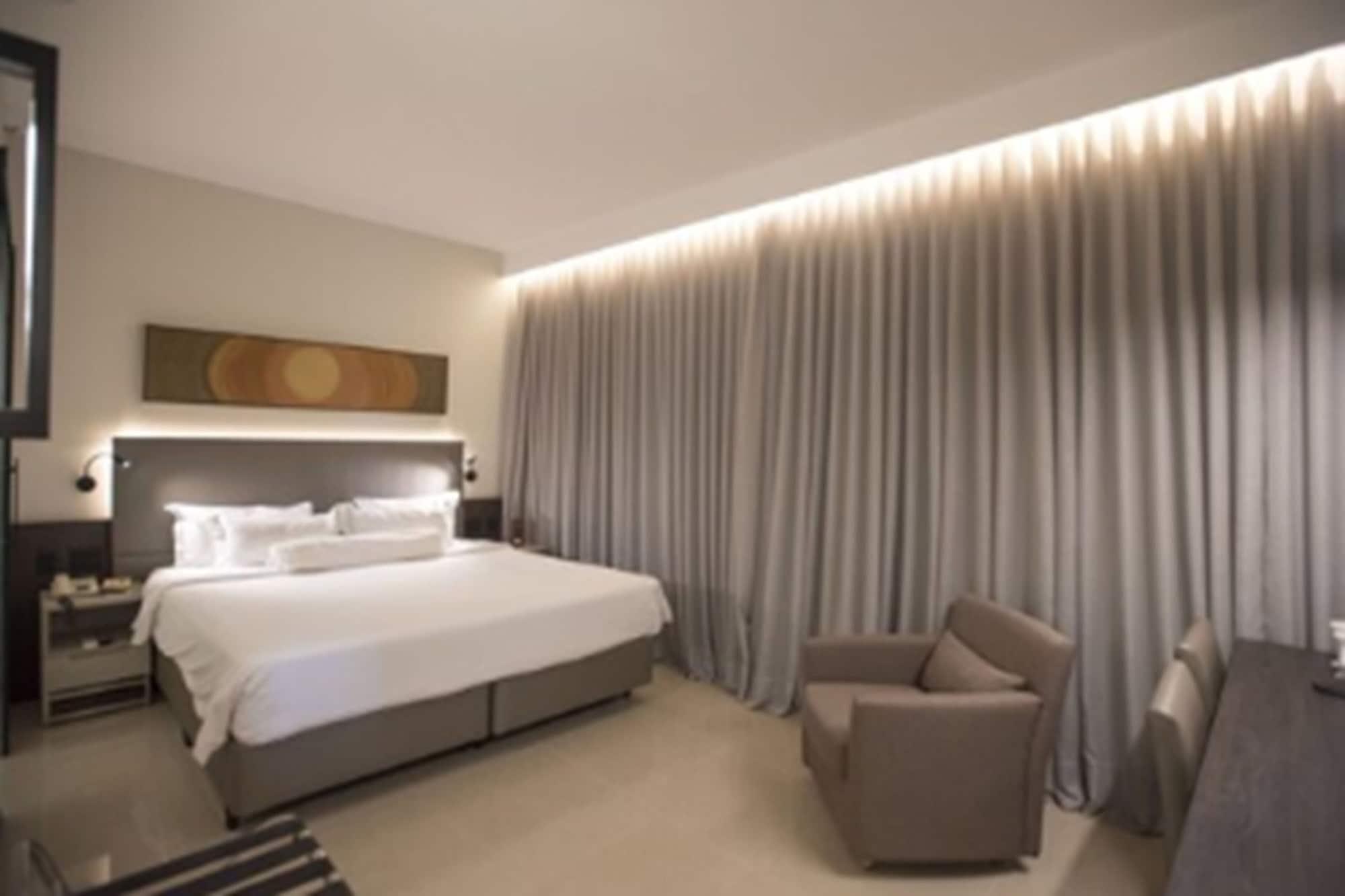 Royal Boutique Savassi Hotel بيلو هورزونتي المظهر الخارجي الصورة A bedroom at the hotel