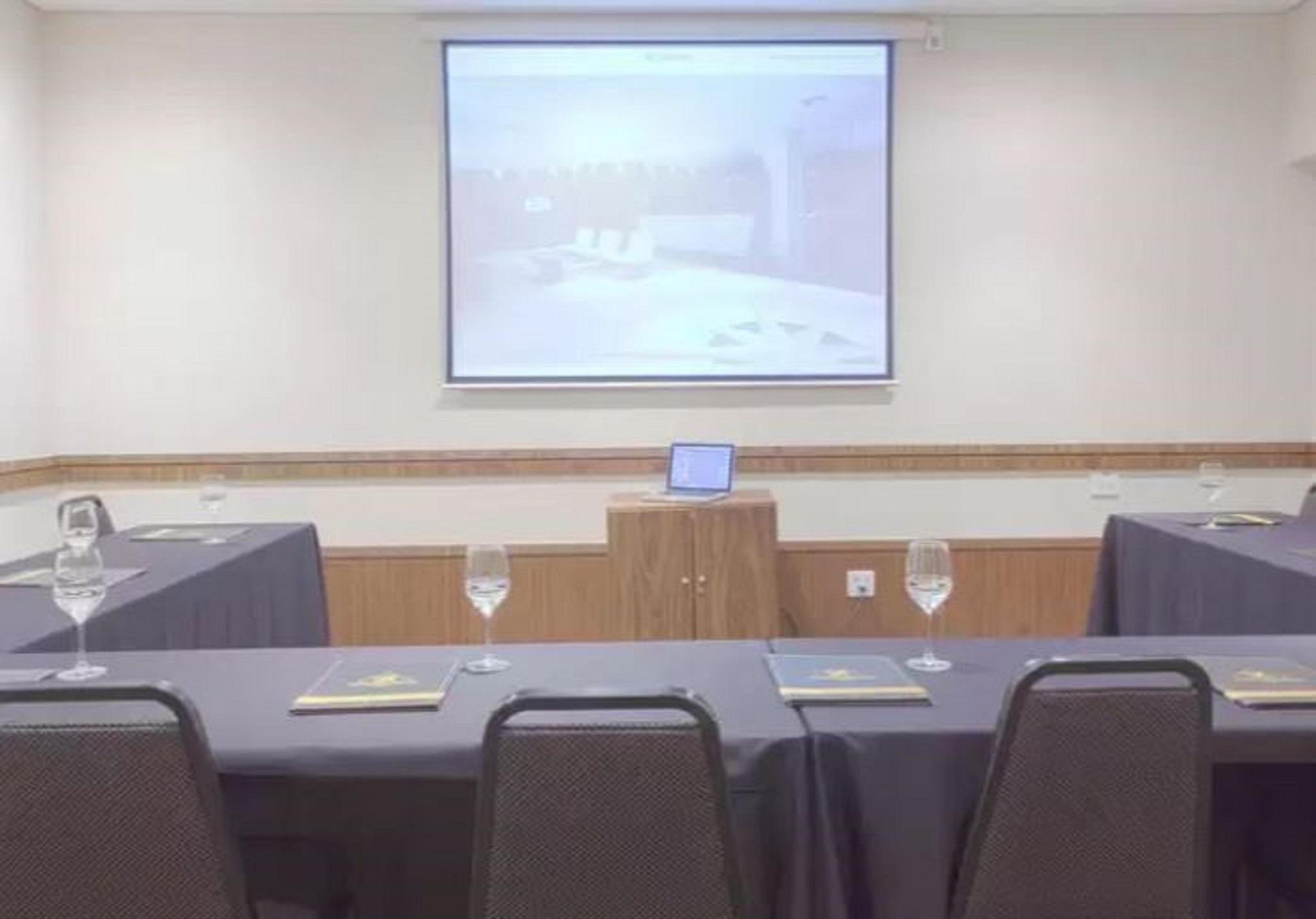 Royal Boutique Savassi Hotel بيلو هورزونتي المظهر الخارجي الصورة A projection screen in a meeting room
