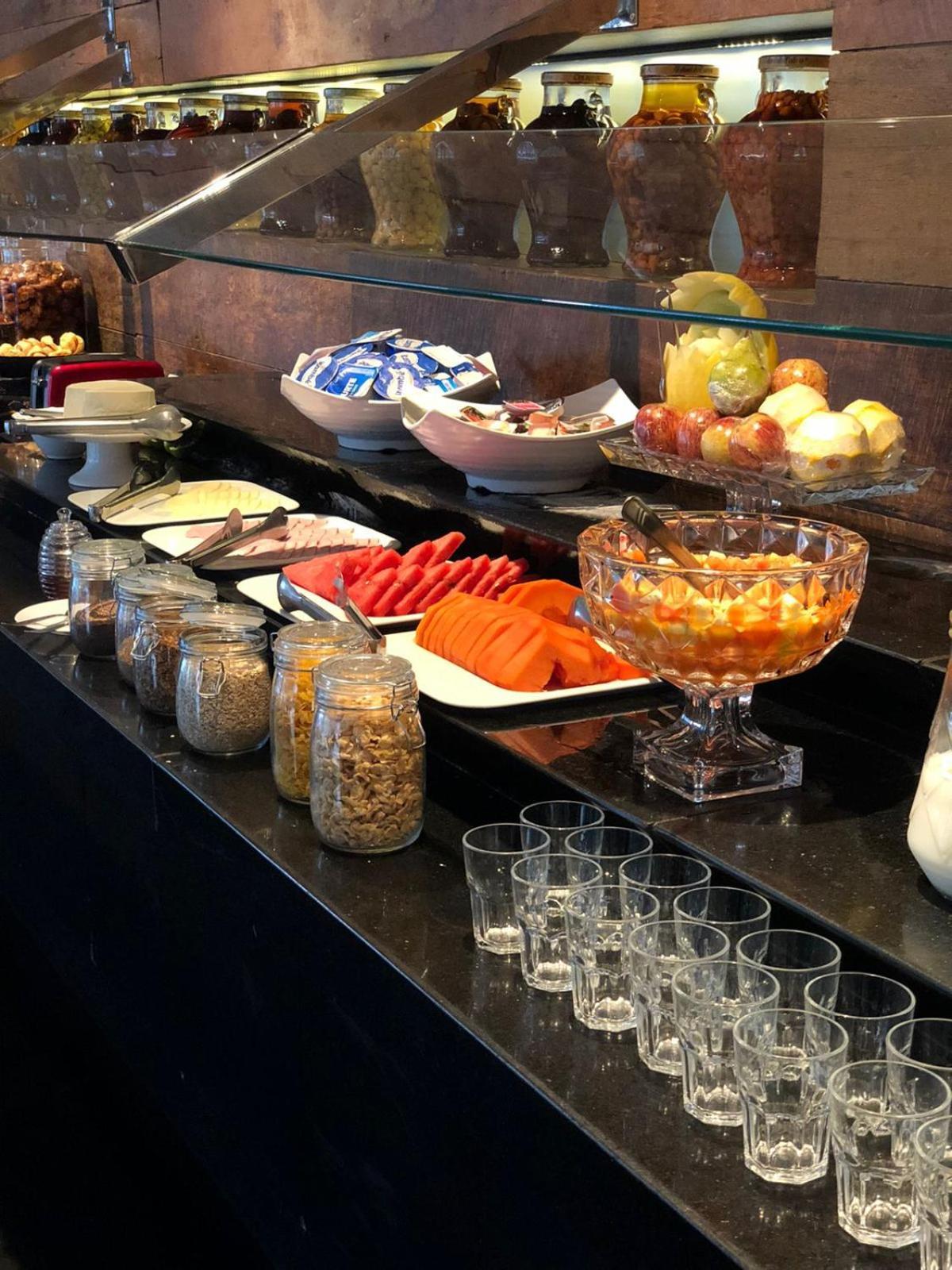 Royal Boutique Savassi Hotel بيلو هورزونتي المظهر الخارجي الصورة A breakfast buffet at a hotel
