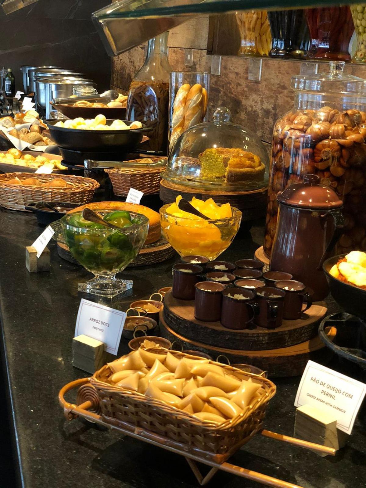Royal Boutique Savassi Hotel بيلو هورزونتي المظهر الخارجي الصورة A selection of desserts at a buffet