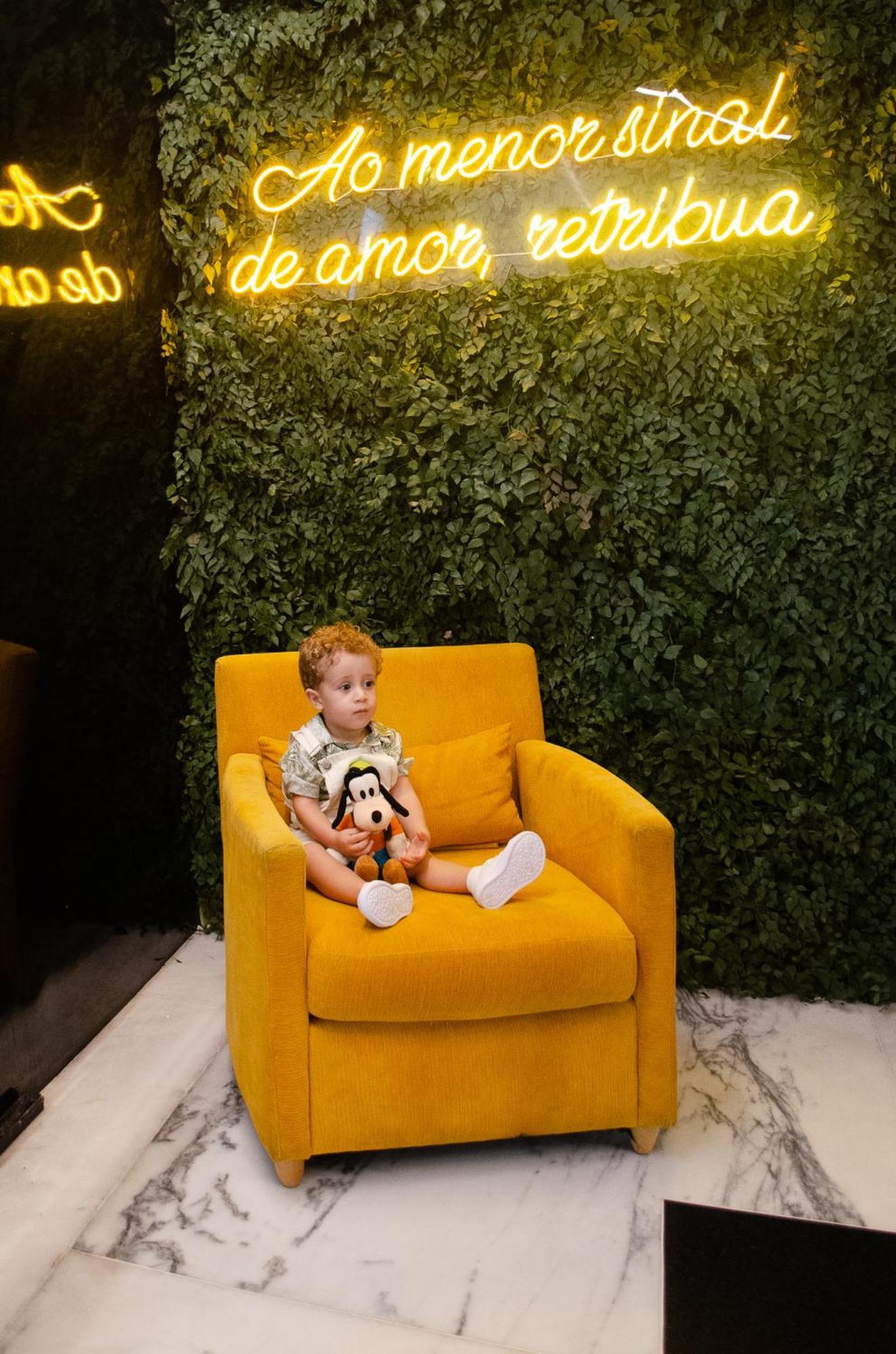 Royal Boutique Savassi Hotel بيلو هورزونتي المظهر الخارجي الصورة A child with a Goofy plush