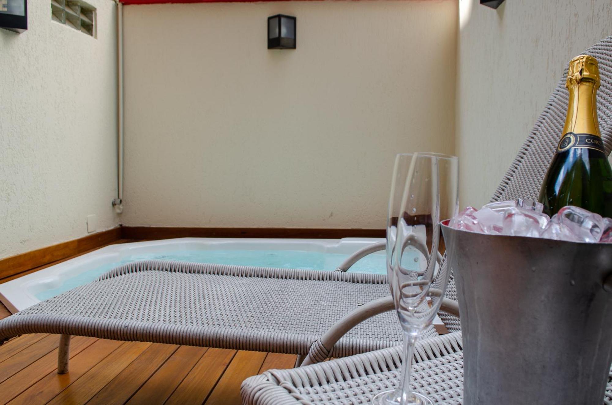 Royal Boutique Savassi Hotel بيلو هورزونتي المظهر الخارجي الصورة A private hot tub at a hotel