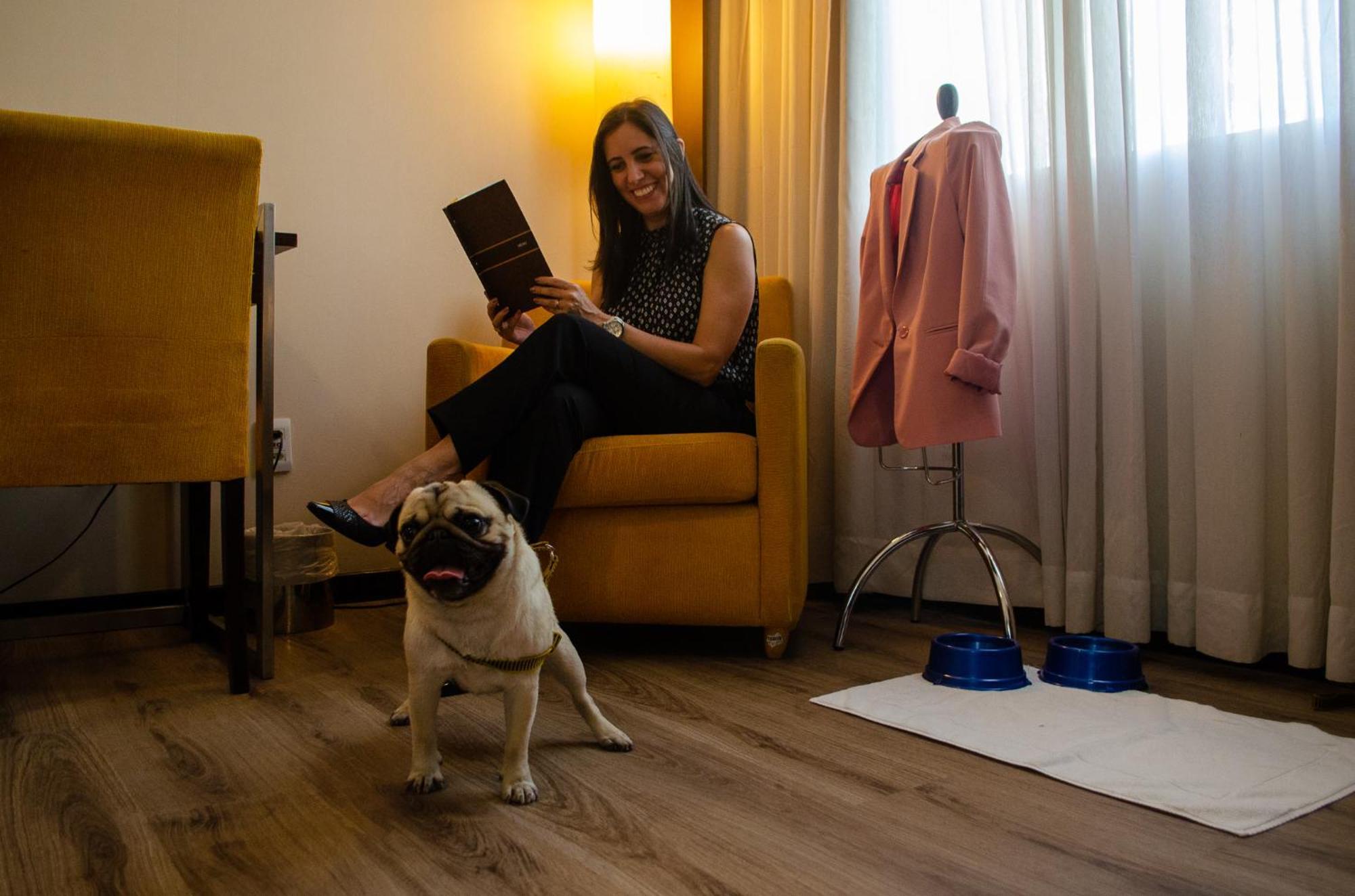 Royal Boutique Savassi Hotel بيلو هورزونتي المظهر الخارجي الصورة A woman with her dog
