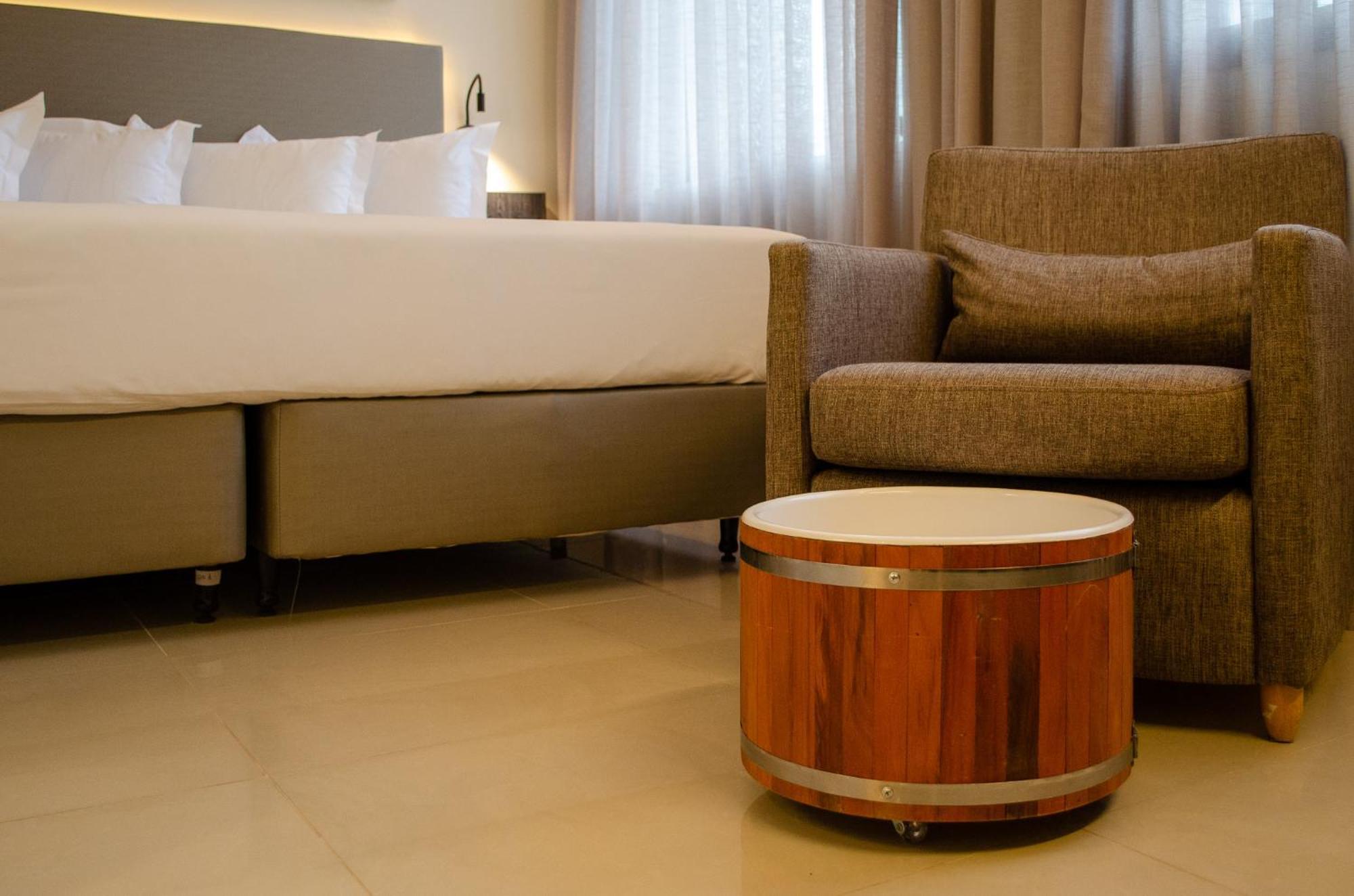 Royal Boutique Savassi Hotel بيلو هورزونتي المظهر الخارجي الصورة A barrel table